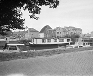 881271 Gezicht op een woonboot in de Vecht te Utrecht, vanaf de Jagerskade, met op de achtergrond de nieuwbouwhuizen ...